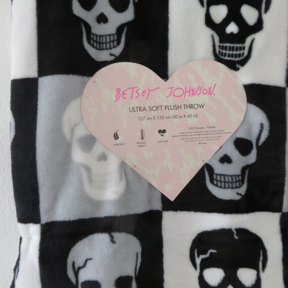 Betsey Johnson Skull Ultra Soft Plush Throw Blanket (50 in x 60in) - Picture 2 of 6